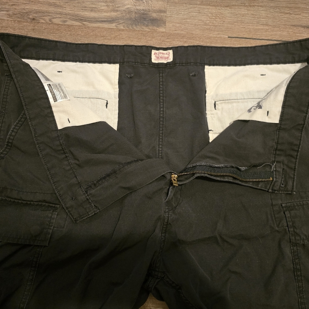 Levi Strauss & Co. Cargo Shorts Size 46 - Picture 2 of 6